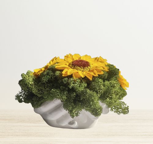 Кашпа със слънчогледи и скандинавски мъх